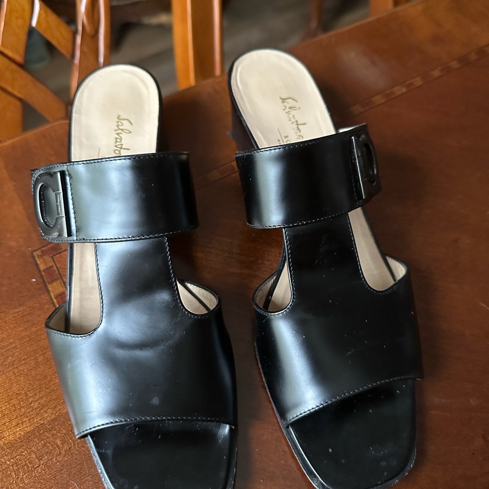 Salvatore Ferragamo leather sandals sz9A😍